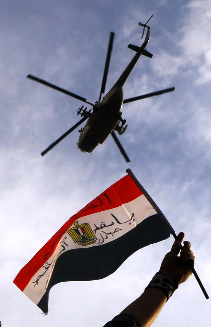 הנפת דגל בהפגנות בקהיר