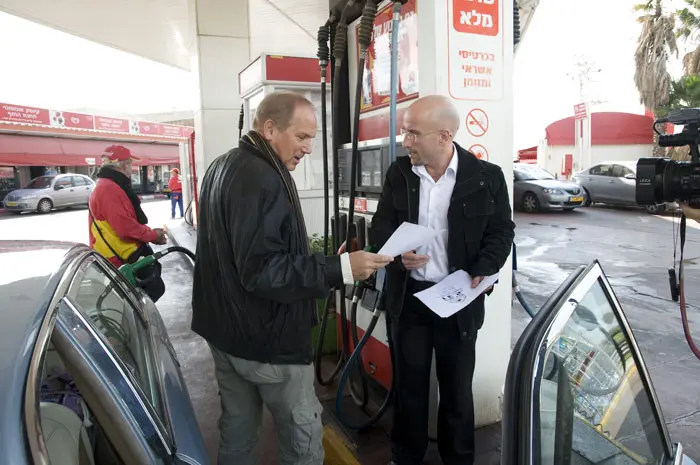 מעלים מדרגה ובאים לנהגים ליד המשאבות