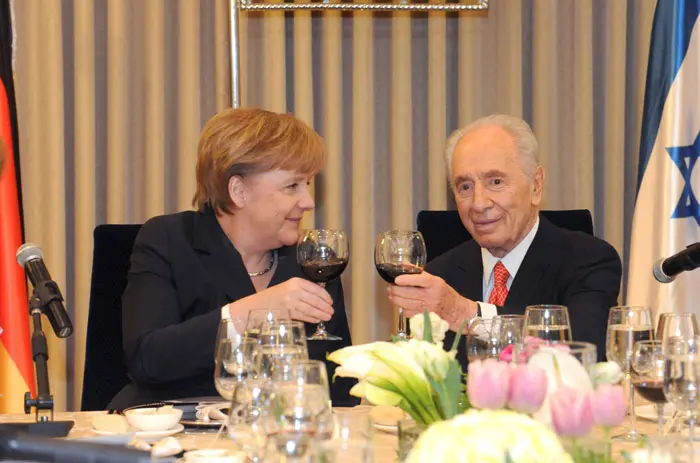 שה, נותנים חדשות. ראש ממשלת גרמניה אנגלה מרקל עם ידיד ישראלי