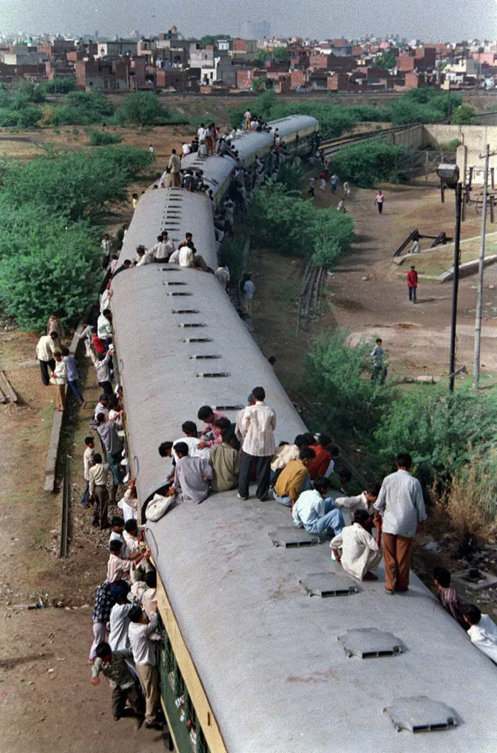 נוסעים על גג רכבת בהודו