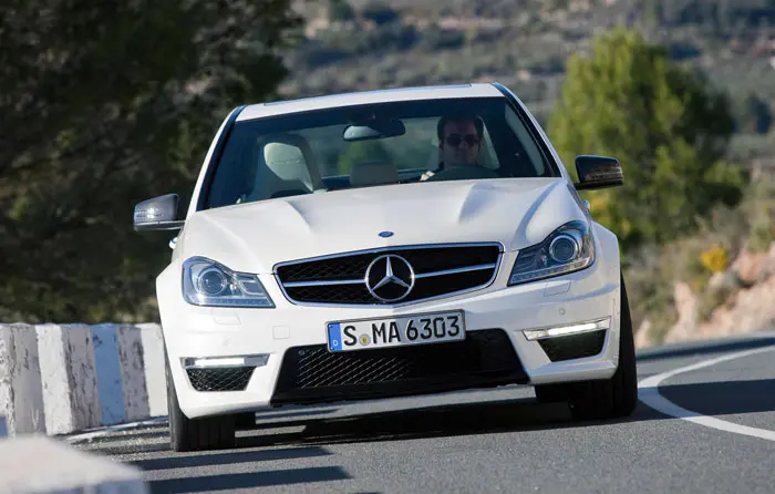 הכוח נשאר, הגיר שופר והעיצוב עודכן. C63 AMG המחודשת