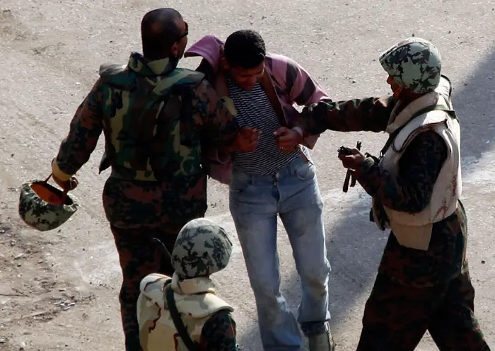 כוחות הביטחון עוצרים מפגין בקהיר