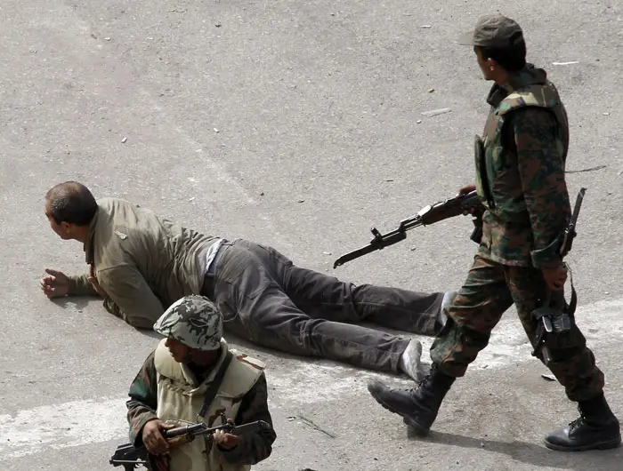 מפגין נעצר על ידי חייל בכיכר