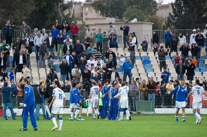 הקבוצה שלהם עולה לליגה של הגדולים. שחקני רמת השרון חוגגים עם האוהדים