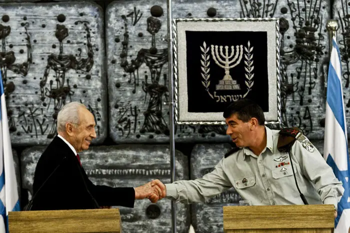 "תרומתך למדינת ישראל הייתה ייחודית". הנשיא שמעון פרס וגבי אשכנזי