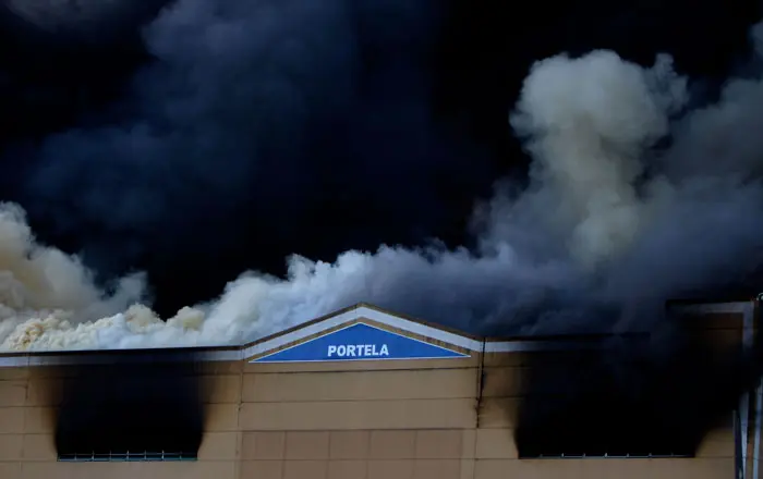 כיבוי שריפה שפרצה במתחם החזרות של הקרנבל בריו דה ז'נרו, ברזיל