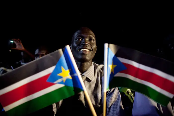 תושב דרום סודן חוגג את תוצאות משאל העם