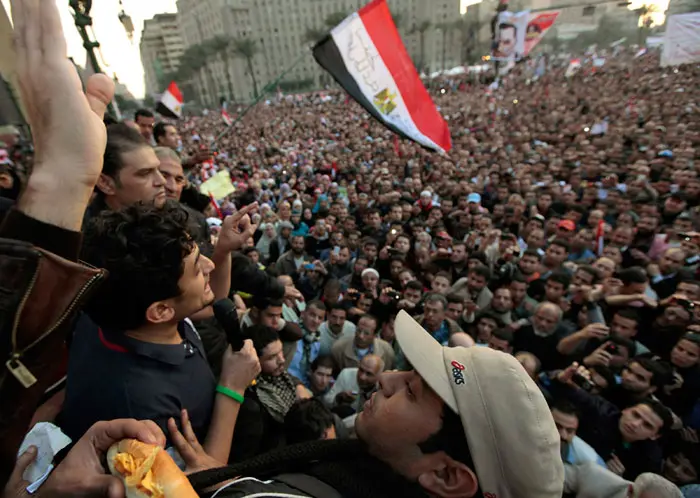 אחרי שהדיחו את מובארק, סימנו את השגרירות הישראלית. מפגינים מצרים בינואר האחרון