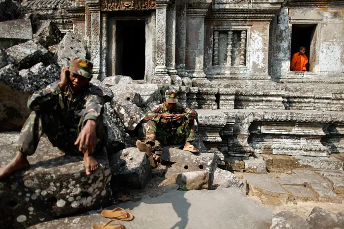 חיילים מצבא קמבודיה ונזיר במקדש ההינדי חאו פרא ויהראם, באזור המריבה שבו פרצו קרבות עם צבא תאילנד
