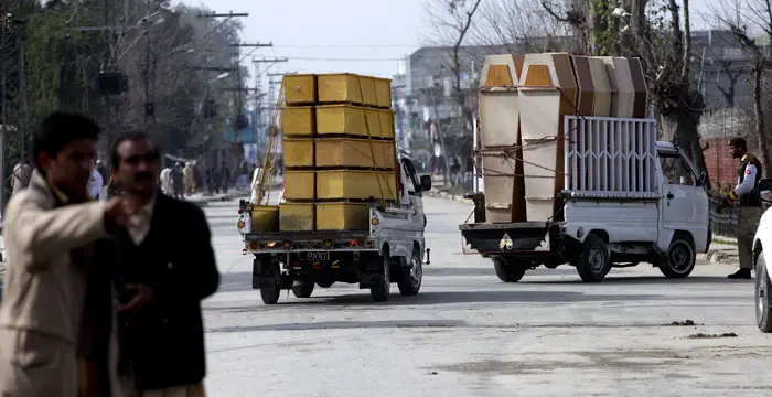 משאיות מביאות ארונות קבורה למחנה טירונים בעיר מרדאן בפקיסטן, בעקבות פיגוע ההתאבדות במקום