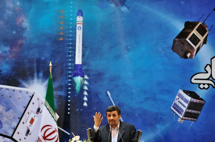 נשיא אירן מחמוד אחמדינג'ד נואם בכנס בטהרן שבו הוצגו ארבעה לוויינים אירניים חדשים