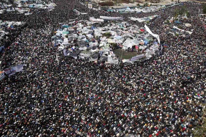 המונים מפגינים בכיכר תחריר, היום