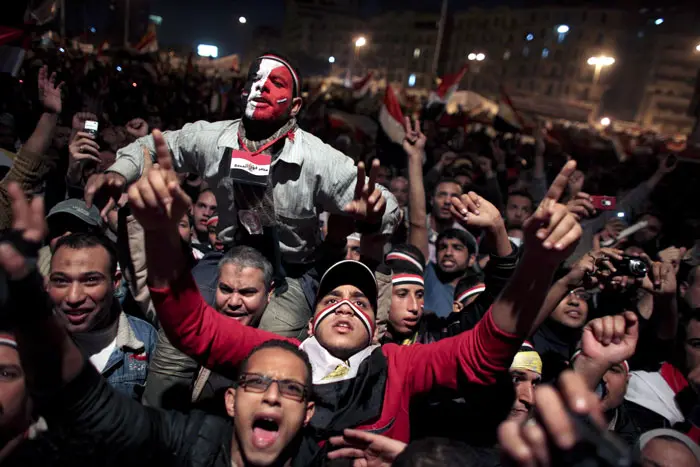 השחקן המשמעותי הוא החברה המצרית. מפגינים צוהלים בכיכר תחריר