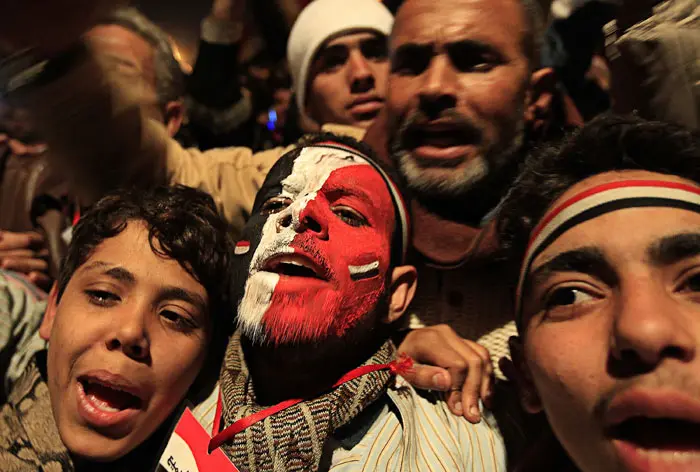 צעירים מצרים מפגינים ברחובות בזמן המהפכה