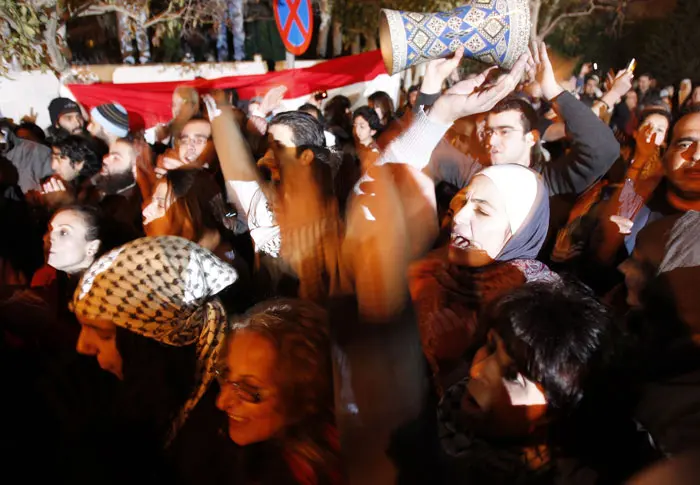 "מצרים שבה לחיק הערבי" מפגינים בירדן חוגגים מול שגרירות מצרים