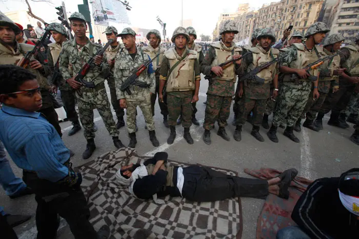 שר הפנים לשעבר הורה לכאורה לירות במפגינים. חיילים מצרים בקהיר