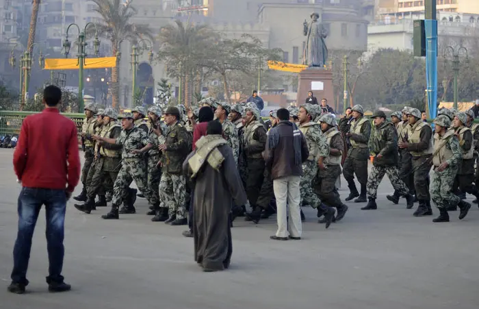 חיילים ומפגינים, הבוקר בכיכר