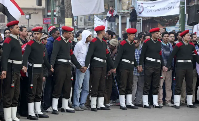 חיילי משטרה צבאית חוסמים מפגינים, הבוקר בכיכר א-תחריר