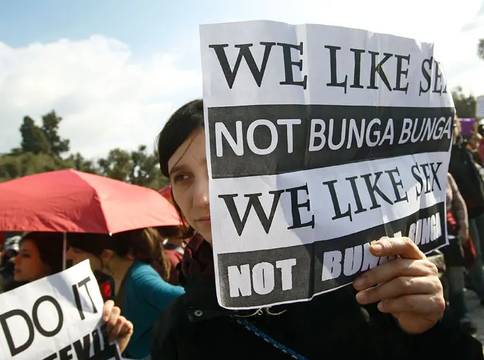 "אנחנו אוהבות סקס, לא בונגה בונגה". שלט בהפגנה היום ברומא