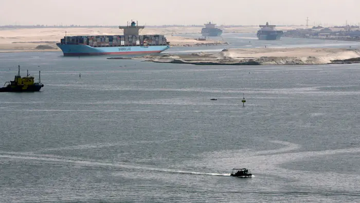 מצרים, המצויה בטלטלת בחירות, פתחה לכאורה את תעלת סואץ למעבר  12 ספינות סיניות