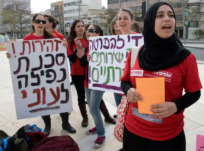 עובדים סוציאלים מפגינים בכיכר הבימה במחאה על תנאי העסקתם, פברואר 2011