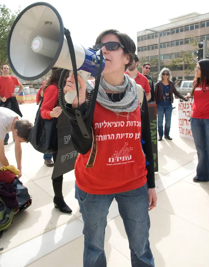 עובדים סוציאלים מפגינים בכיכר הבימה במחאה על תנאי העסקתם, פברואר 2011