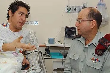 יעלון מבקר את פעיל השמאל שנפצע מאש צה"ל, גיל נעמתי. "הערכים עליהם גדלנו הפכו לבדיחה נלעגת"