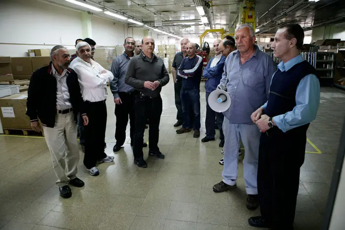 "לא נוכל להרשות לאף מפרק לקבל החלטה שתביא אותנו ללשכות התעסוקה". עובדי המפעל מתבצרים בו