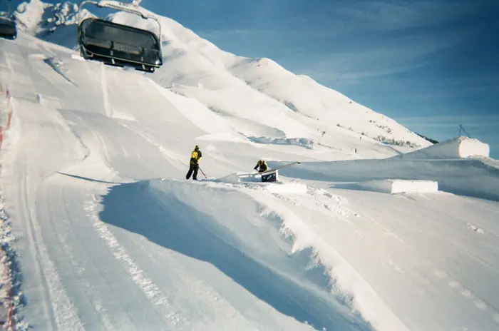 אתר הסקי פאסו טונלה. להביט ל-4 מטרים של שלג בלבן של העין