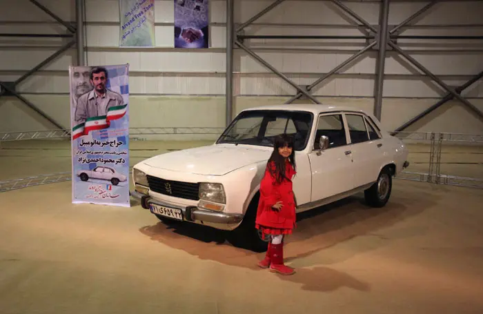 מכונית הפז'ו 504 של נשיא אירן מחמוד אחמדינג' שנמכרה במכירה פומבית ב-2.5 מיליון דולר