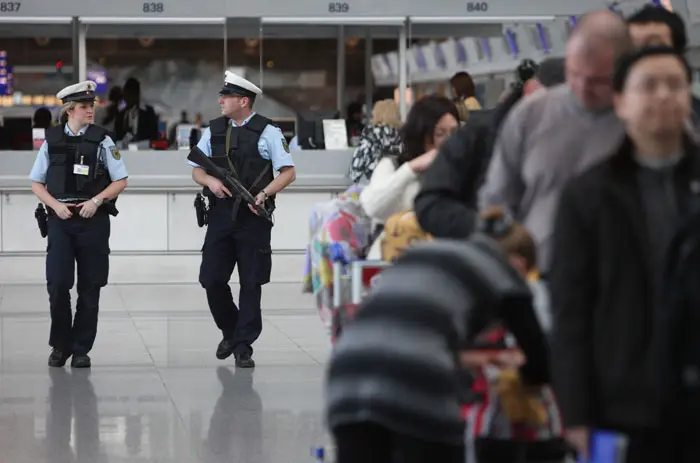 שוטרים בשדה התעופה בפרנקפורט לאחר אירוע הירי בו נרצחו שני חיילים אמריקאים