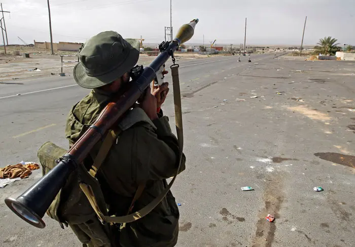 כוחות מורדים הלוחמים נגד נאמני קדאפי באזור העיר ברגה במזרח לוב