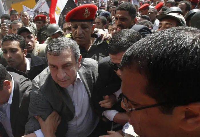 ראש הממשלה החדש, ד"ר עיסאם שרף, קרא למפגינים שלקחו את המסמכים מתוך המטות הביטחוניים "להעבירם לצבא מצרים"