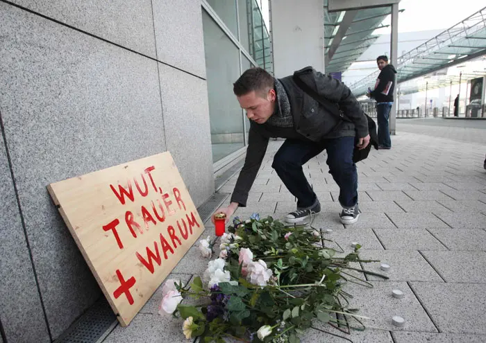 פרחים לזכר ההרוגים בשדה התעופה בפרנקפורט