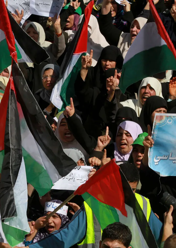 "נניף דגל אחד  דגל פלסטין, ונקרא סיסמה אחת 'פלסטין גדולה מכולנו יחד'". הפגנה בעזה של פלסטינים הקוראים לפיוס בין חמאס לפתח