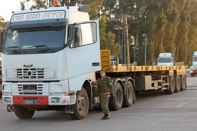 מעמיסה טנקים, מכולות וציוד כבד ברחבי הארץ