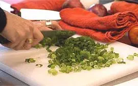 חיתוך בצל ירוק בסדמת בישול של פודסטפס
