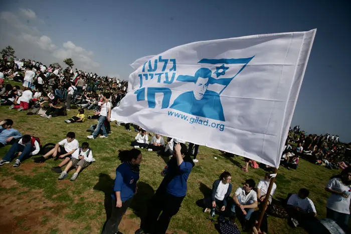 שליט הצביע על התלמידים ואמר: "אתה שווה 1,000, אתה שווה 1,000 ואת שווה 1,000"