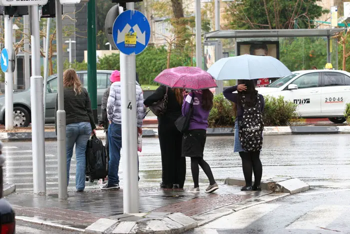 הגשם יימשך עד שעות אחר הצהריים, ומחר ייתכנו גשמים קלים עד טפטופים