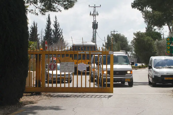 שיירת כלי הרכב יוצאים מנווה צוף להלוויה בירושלים