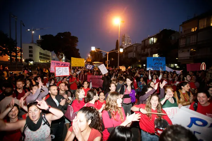 "בשל השביתה, לא נוכל להעניק טיפול מהיר לנערה אובדנית". הפגנת עובדים סוציאליים בת"א