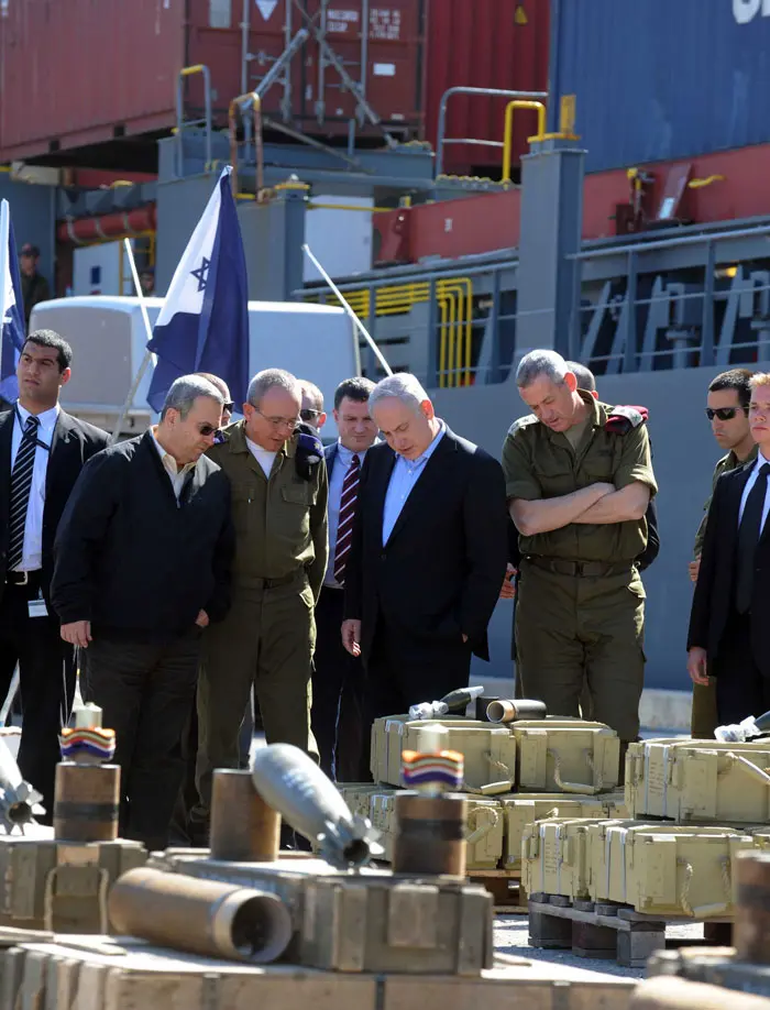 "עושים הרבה במניעת התחמשות". נתניהו בוחן את הנשק שנלכד בספינת ויקטוריה במרץ האחרון