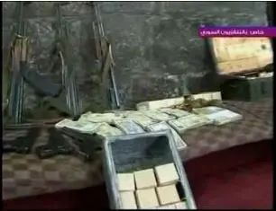 נשק ומזומנים שנמצאו במסגד, מתוך צילומי הטלוויזיה הסורית