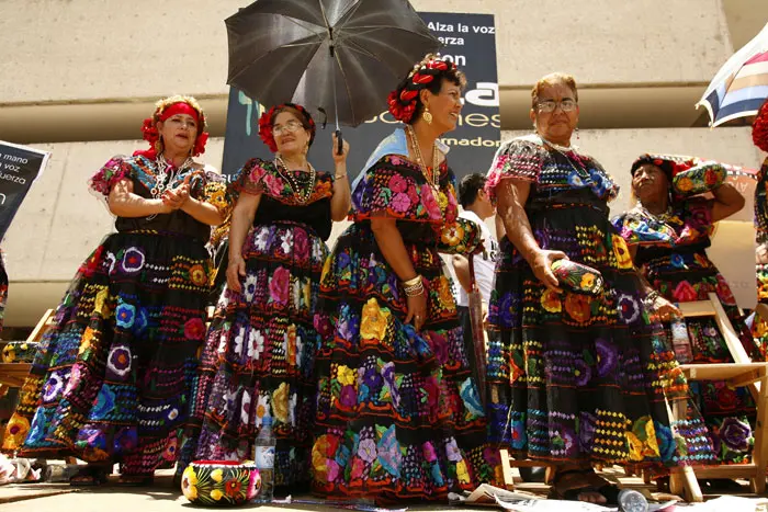 נשים בלבוש מסורתי בדרום מקסיקו. ארכיון