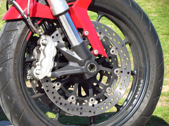 אופנוע המבחן מצויד גם במערכת ABS החשובה לבטיחות