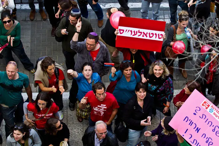 העובדים הסוציאליים מפגינים מחוץ לכתלי בית הדין הערב