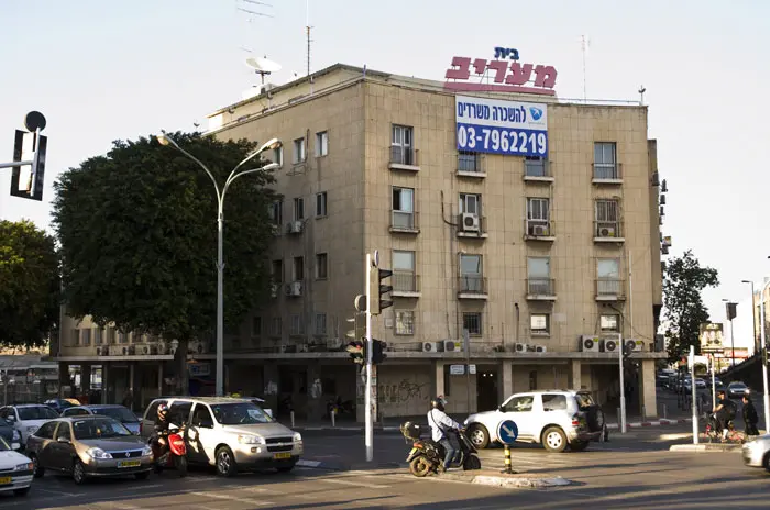 ישיבת מערכת ראשונה עם המו"ל החדש. בית מעריב