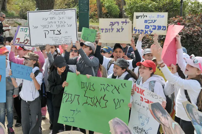 אי השוויון בהכנסה נטו לפי מדד ג'יני גבוה בישראל יחסית למדינות מפותחות אחרות, ומ-1995 עלה מדד זה בארץ יותר משיעור העלייה הממוצע שלו במדינות המפותחות