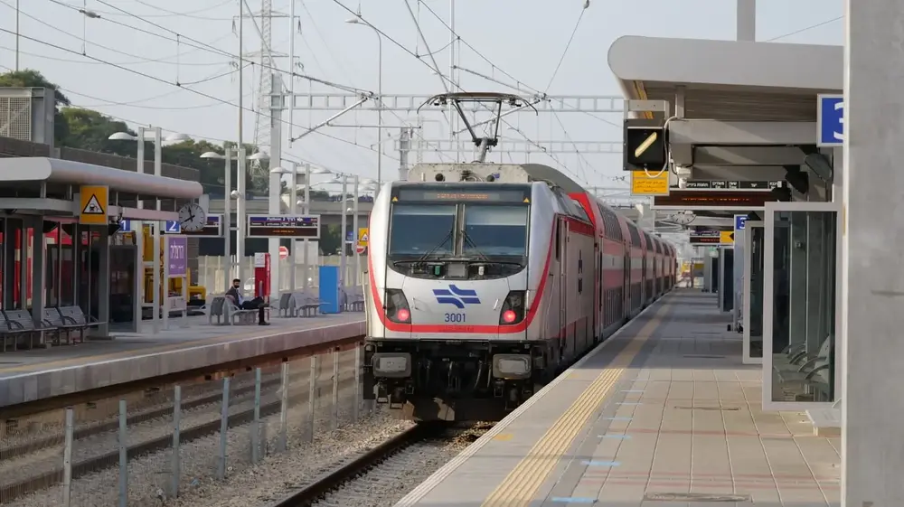 В Тель-Авиве поезд сбил мужчину, движение на центральном участке временно приостановлено