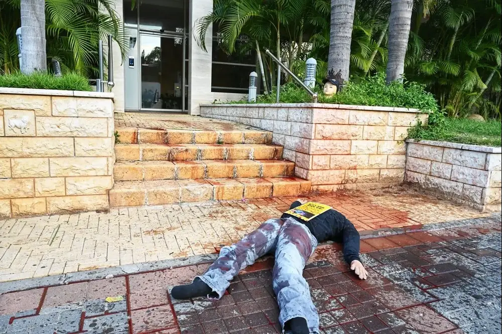 Перед домами Хульдая и Барака появилась экспозиция с отрубленными головами и «окровавленными» телами